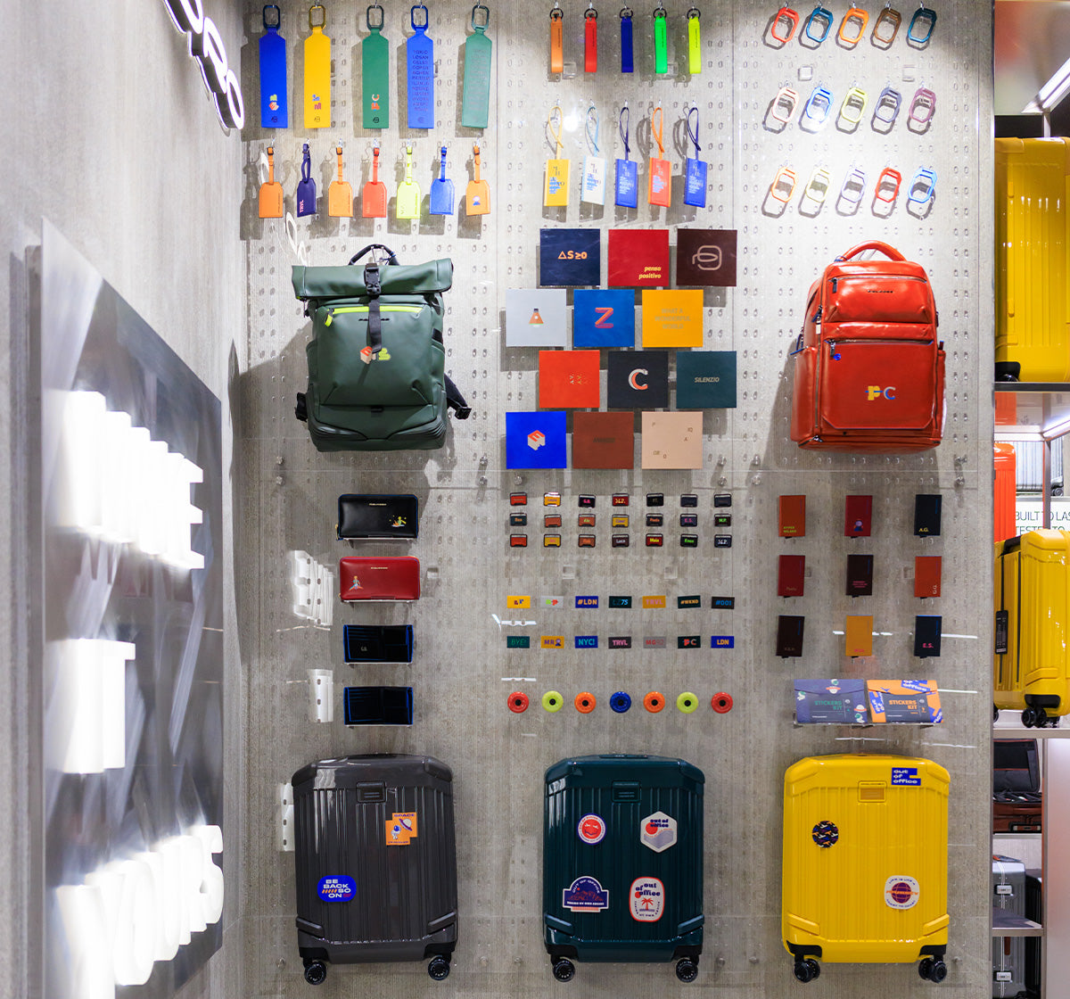 Piquadro Store mit Rucksäcken und Koffern in den Regalen
