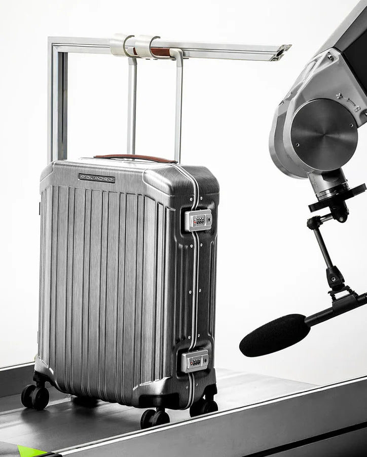 Trolley in alluminio sul tapis roulant di prova, accanto al braccio robotico di WHY